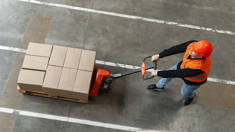 full-shot-man-working-construction