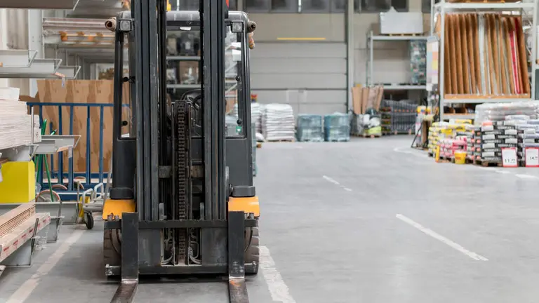 Carretilla elevadora contrapesada: ¿qué es y cómo funciona?